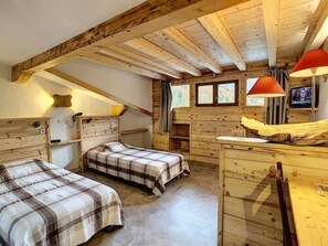 Economy-Dreibettzimmer | Schreibtisch, schallisolierte Zimmer, Bügeleisen/Bügelbrett, Bettwäsche