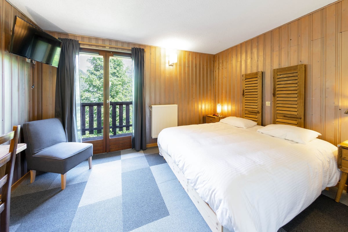 superior double room (king size) | desk, soundproofing, iron/ironing board, bed sheets