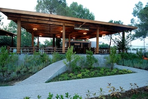 4 bars/lounges, poolside bar, beach bar