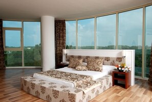 Premium bedding, minibar, individually decorated, individually furnished