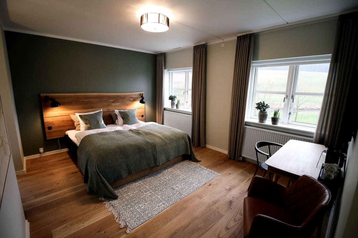 family suite, 2 bedrooms, connecting rooms, corner | premium bedding, pillow-top beds, individually furnished, desk