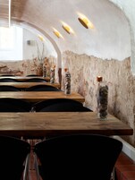 2 restaurantes; se sirve desayuno, almuerzo y cena; cocina local