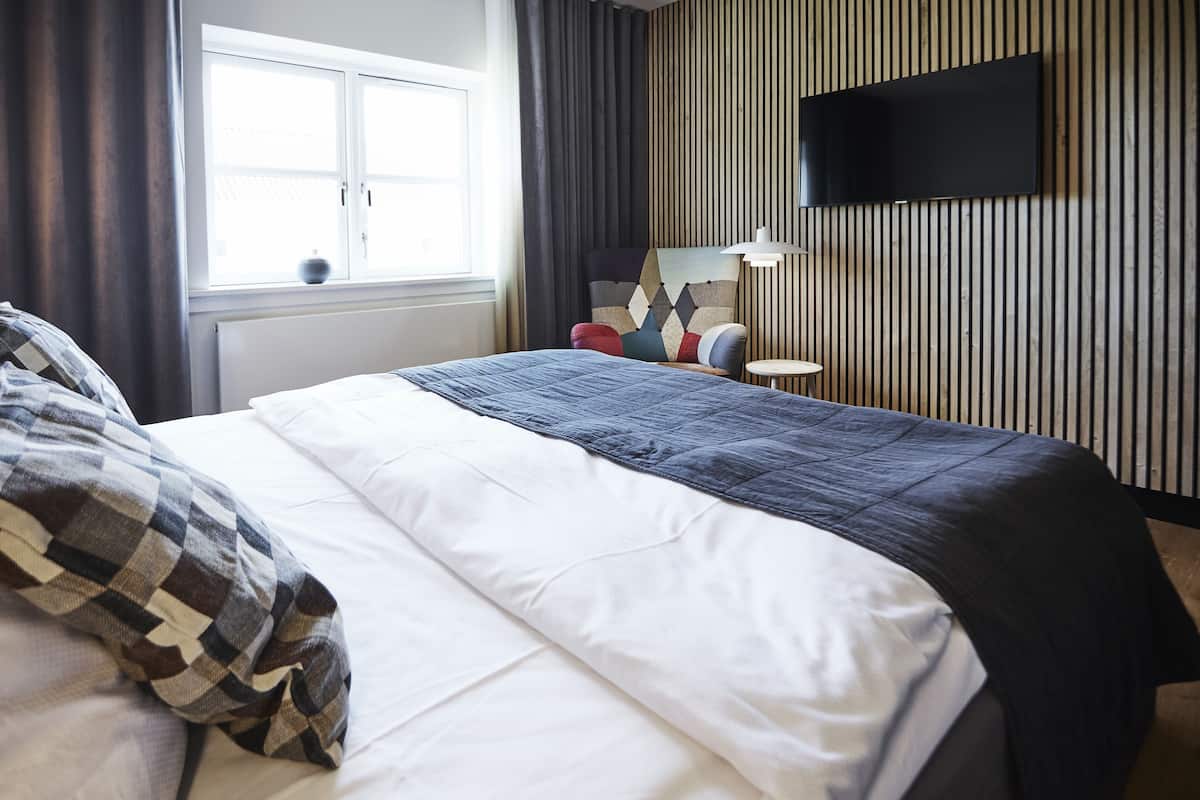 premium bedding, pillow-top beds, individually furnished, desk