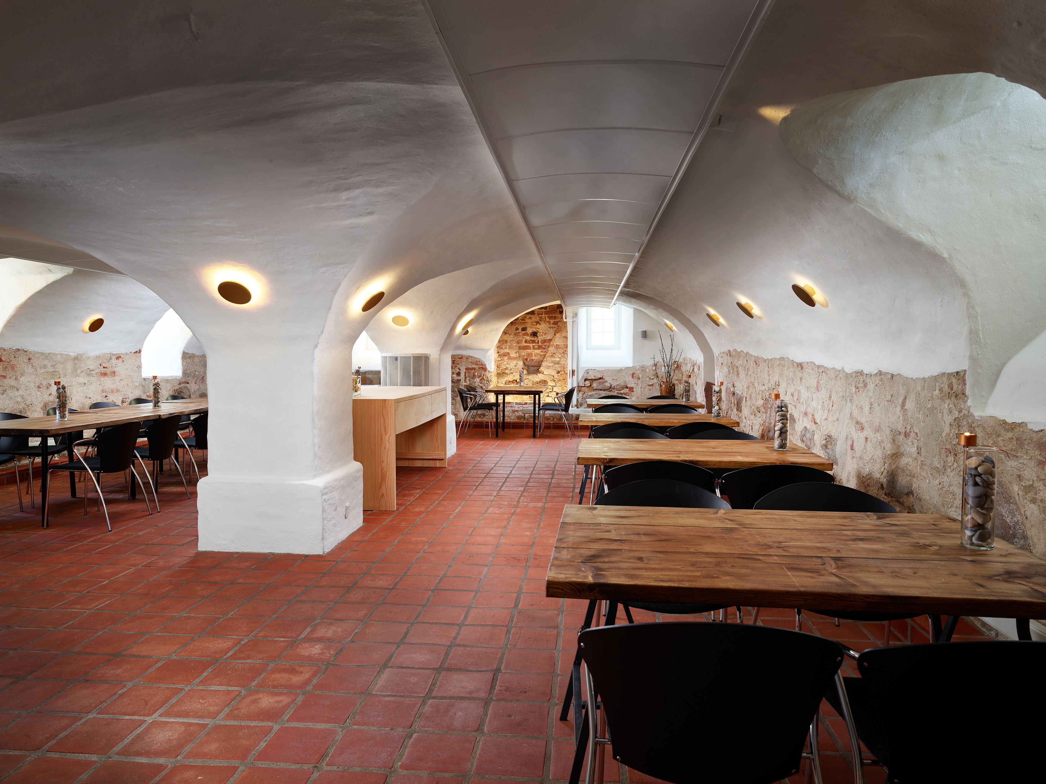 2 restauranter; serverer morgenmad, frokost, aftensmad og lokale retter