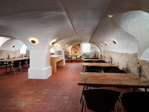 2 restaurants, serveren ontbijt, lunch, diner, lokale gerechten