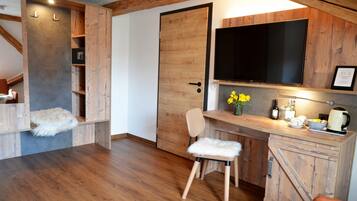 Kamar Single | Seprai premium, minibar, brankas, dan meja kerja