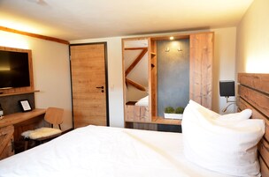 Seprai premium, minibar, brankas, dan meja kerja