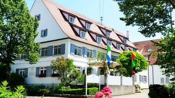 Vista frontal de la propiedad