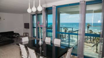 Room, 2 Bedrooms (Prime) | Makan dalam bilik