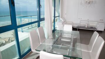 Executive Penthouse Suite | In-room dining