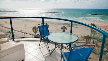 Superior Apartment, 2 Bedrooms (Ha’Yarkon 41 St.) | Living room | Flat-screen TV, pay movies