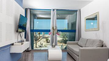 Junior Suite | Peti besi dalam bilik, meja, seterika/papan seterika