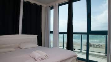 Room, 2 Bedrooms (Prime) | Peti besi dalam bilik, meja, seterika/papan seterika