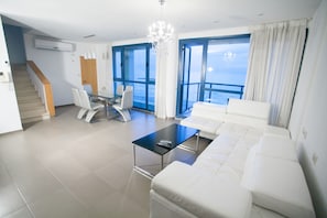 Executive Penthouse Suite  | Living room | Flat-screen TV, pay movies