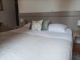 Tabla de planchar con plancha, wifi gratis y ropa de cama 