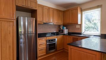 Deluxe-lejlighed - 2 soveværelser | Privat køkken | Elkedel, køkkentøj/tallerkener/redskaber