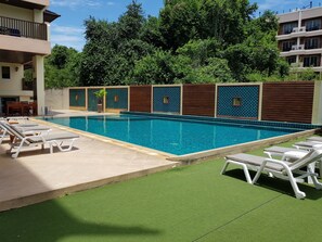 Piscine extérieure, chaises longues