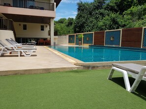 Outdoor pool, open 7:00 AM to 7:00 PM, sun loungers - Jomtien Beach Residence (Pattaya)
