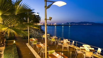 Se sirven desayunos y almuerzos; cocina internacional; con vista al mar