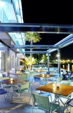 Breakfast, lunch, dinner served; international cuisine, ocean views 