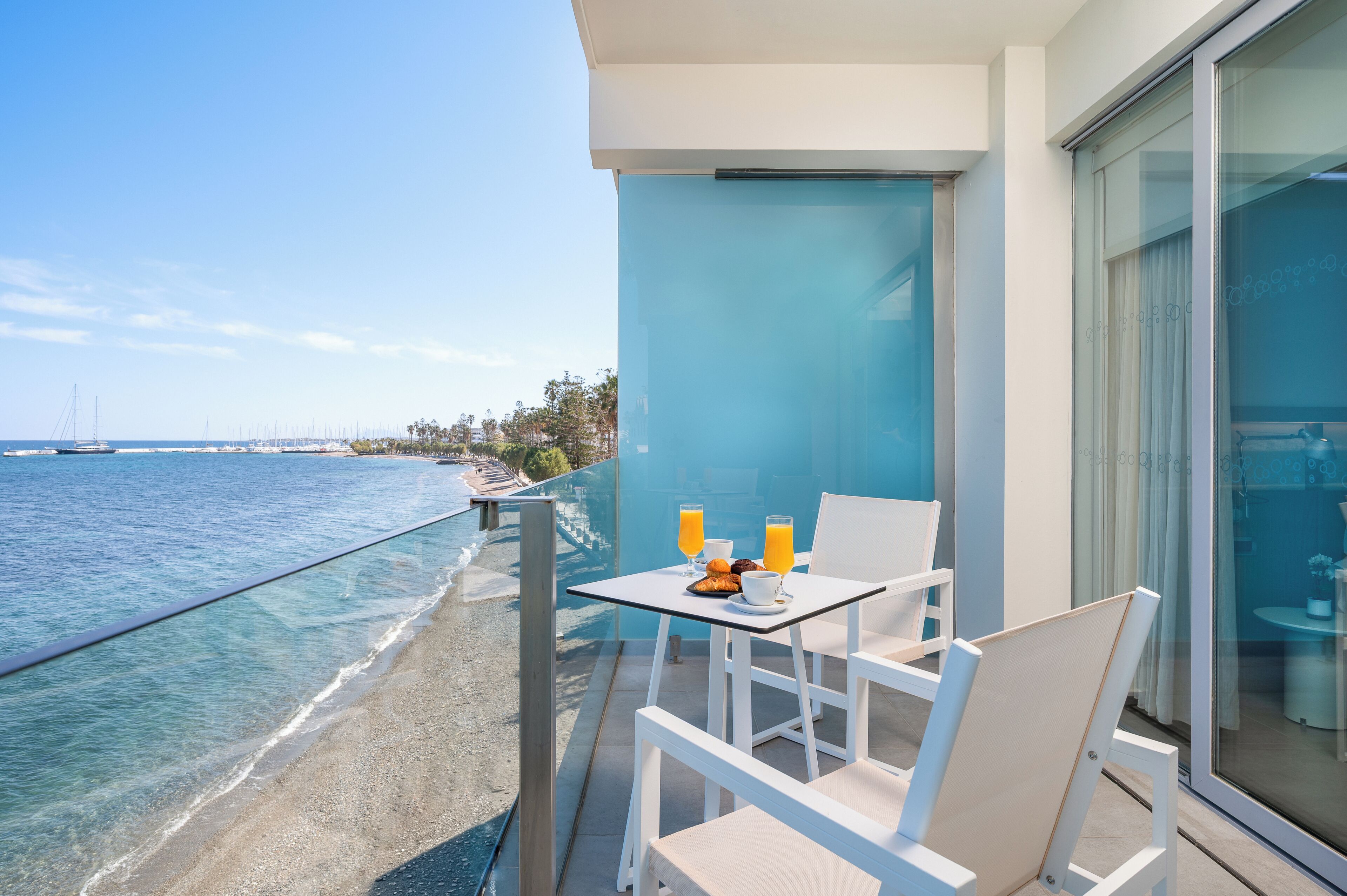 Double Room | Minibar, in-room safe, desk, laptop workspace