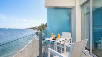 Double Room | Minibar, in-room safe, desk, laptop workspace