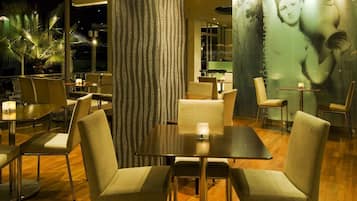 供應早餐、午餐和晚餐,國際料理,海景