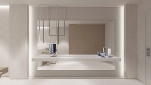 Deluxe tweepersoonskamer | Een minibar, een kluis op de kamer, een bureau, een laptopwerkplek