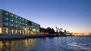 A modern hotel with multiple floors, a waterfront view, and a pool area. - Kos Aktis Art Hotel (Kos)