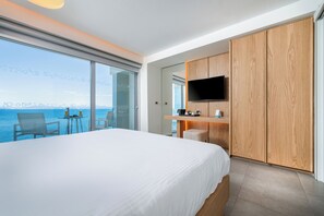 Een minibar, een kluis op de kamer, een bureau, een laptopwerkplek
