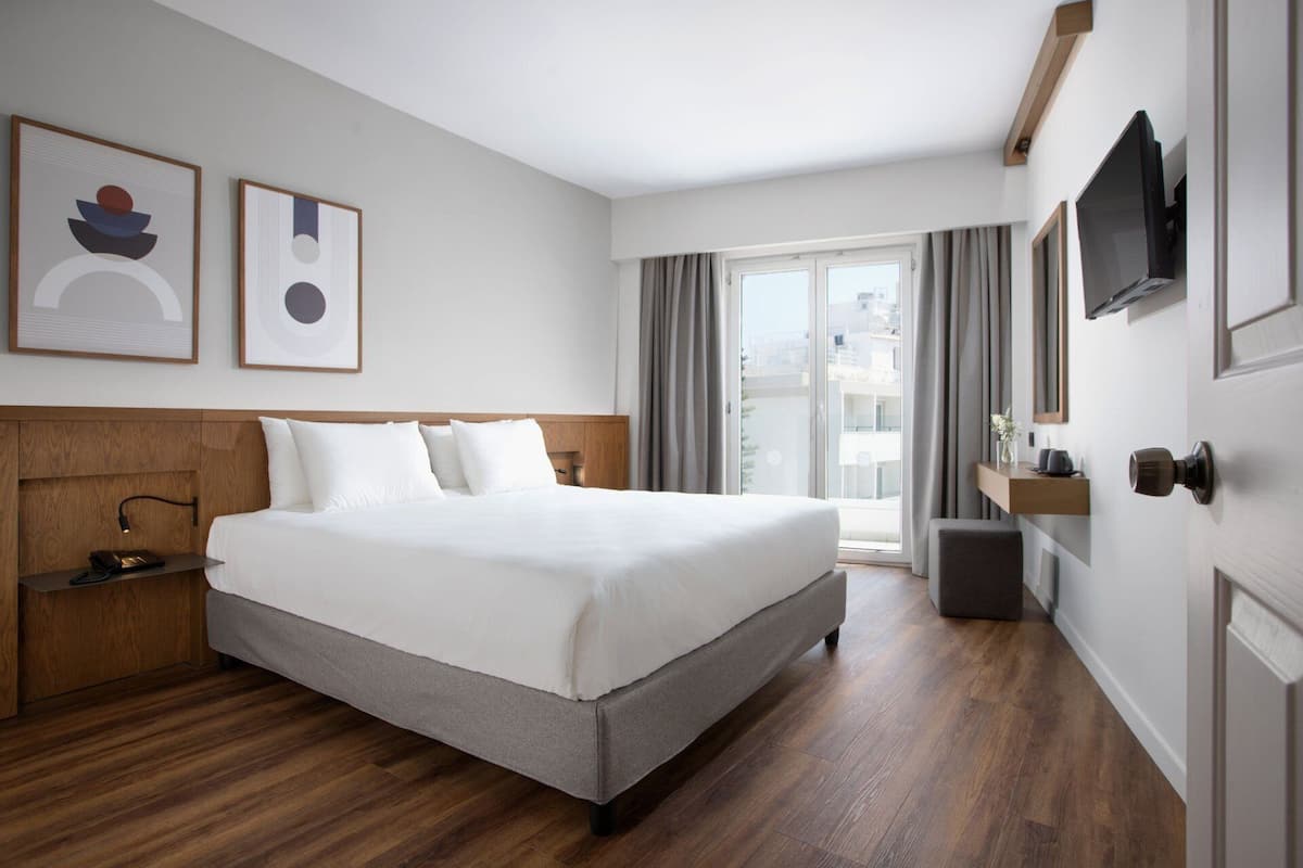 Suite | 1 bedroom, minibar, in-room safe, blackout drapes