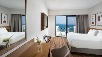 Tweepersoonskamer, uitzicht op zee | Een minibar, een kluis op de kamer, verduisterende gordijnen