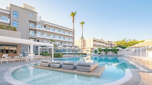 屋外プール、営業時間 9:00 ～ 20:00、プール パラソル、サンラウンジャー