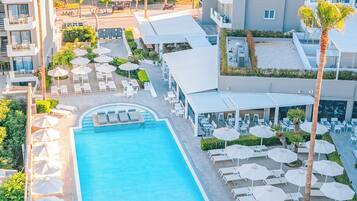 สระว่ายน้ำกลางแจ้ง เปิด 9:00 น. ถึง 20:00 น., ร่มริมสระว่ายน้ำ