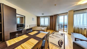 Studio | Living room | Flat-screen TV