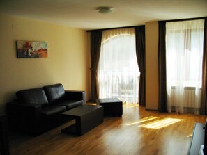 Appartement, 1 chambre | Salle de séjour | Télévision à écran plat