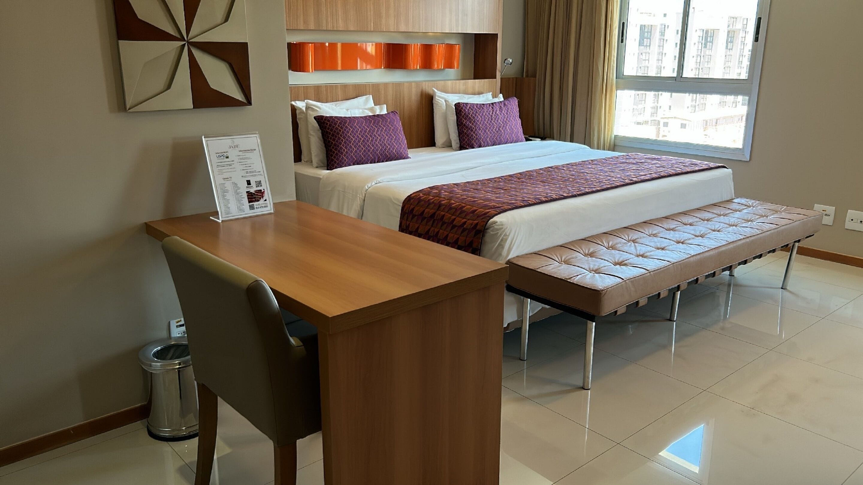 Quarto Deluxe com Cama King Size e Cozinha | Frigobar, cofres nos quartos, escrivaninha, Wi-Fi de cortesia