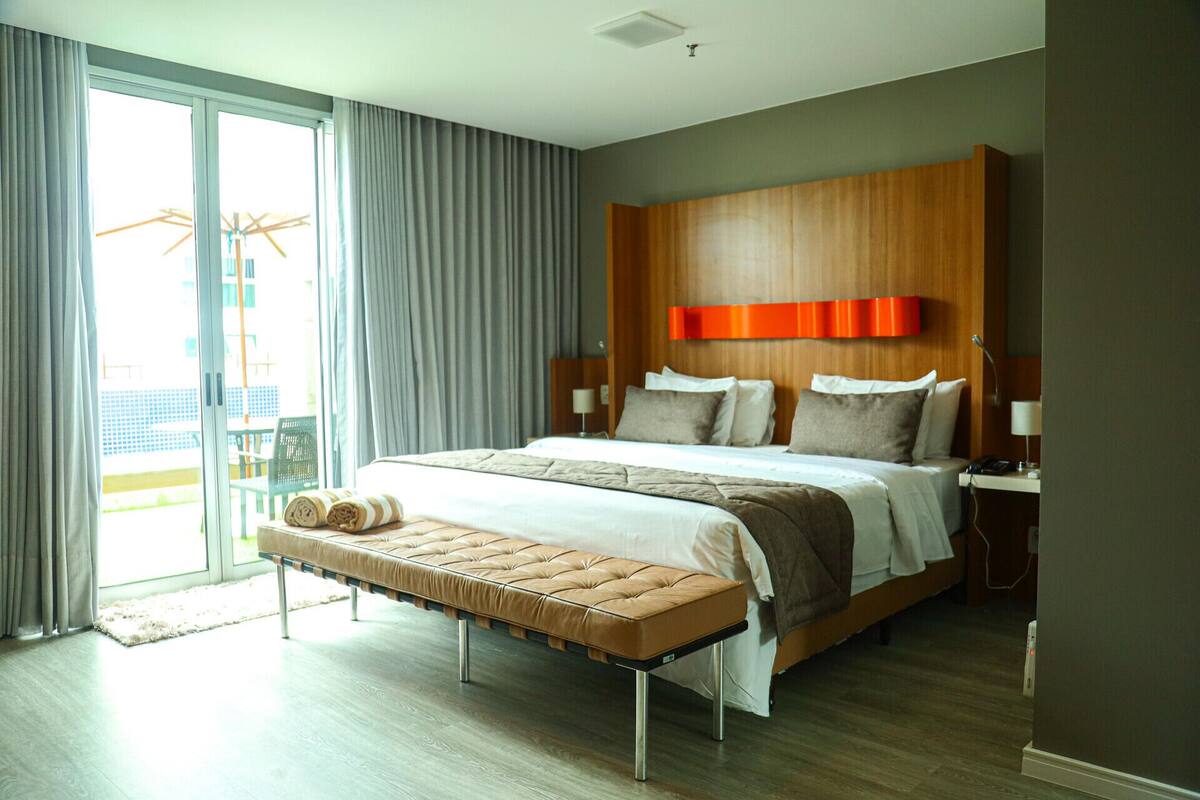 Minibar, in-room safe, desk, WiFi (free)