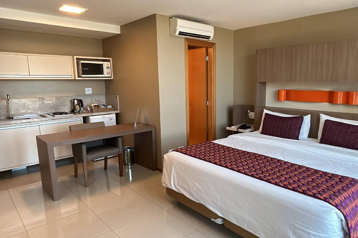 Minibar, in-room safe, desk, WiFi (free)