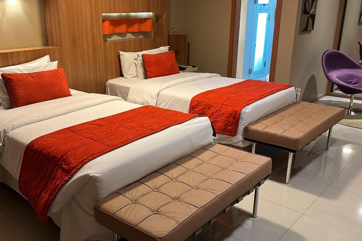 Minibar, coffres-forts dans les chambres, bureau, Wi-Fi gratuit