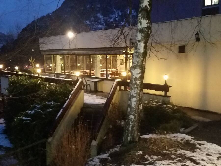 Majoituspaikan julkisivu illalla/yöllÀ