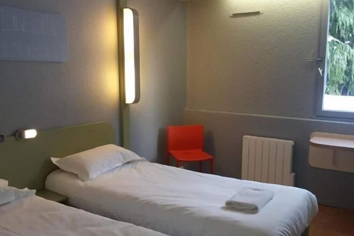 Escritorio, wifi gratis y ropa de cama