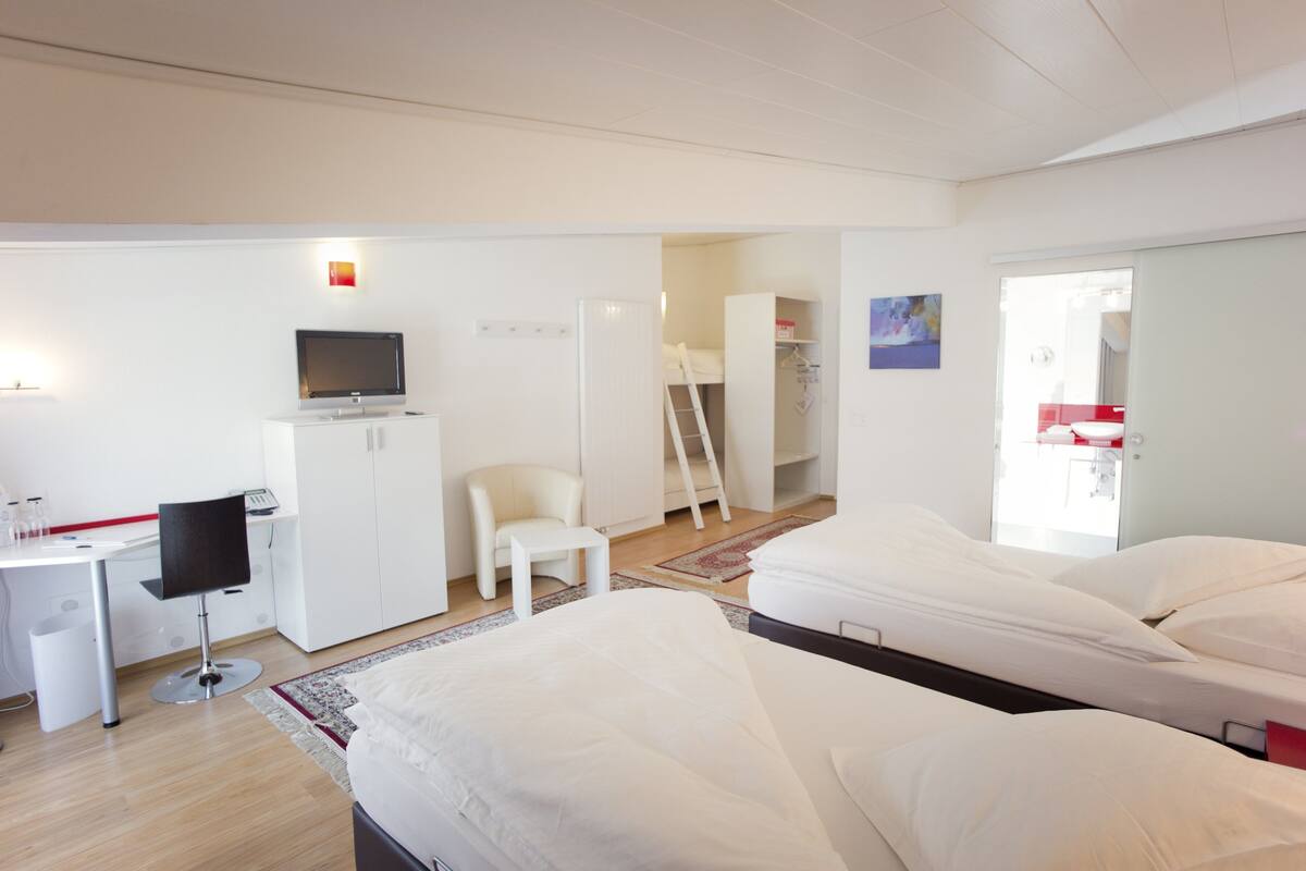 Comfort Quadruple Room | Peti besi dalam bilik, meja, langsir/tirai gelap terus, Wi-fi percuma 