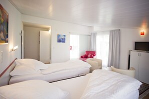 Quarto casal superior | Cofres nos quartos, escrivaninha, cortinas blackout, Wi-Fi de cortesia