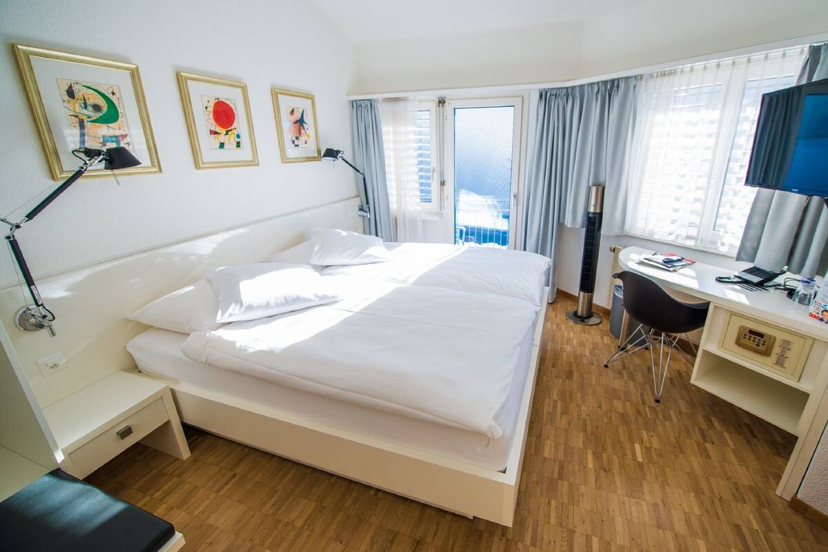 Comfort Double Room | Peti besi dalam bilik, meja, langsir/tirai gelap terus, Wi-fi percuma 
