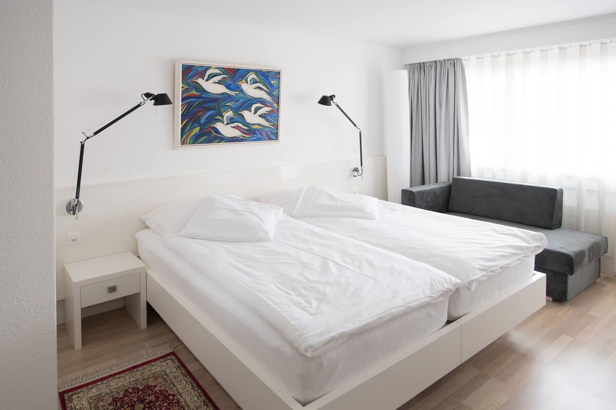 Comfort Triple Room | Peti besi dalam bilik, meja, langsir/tirai gelap terus, Wi-fi percuma 