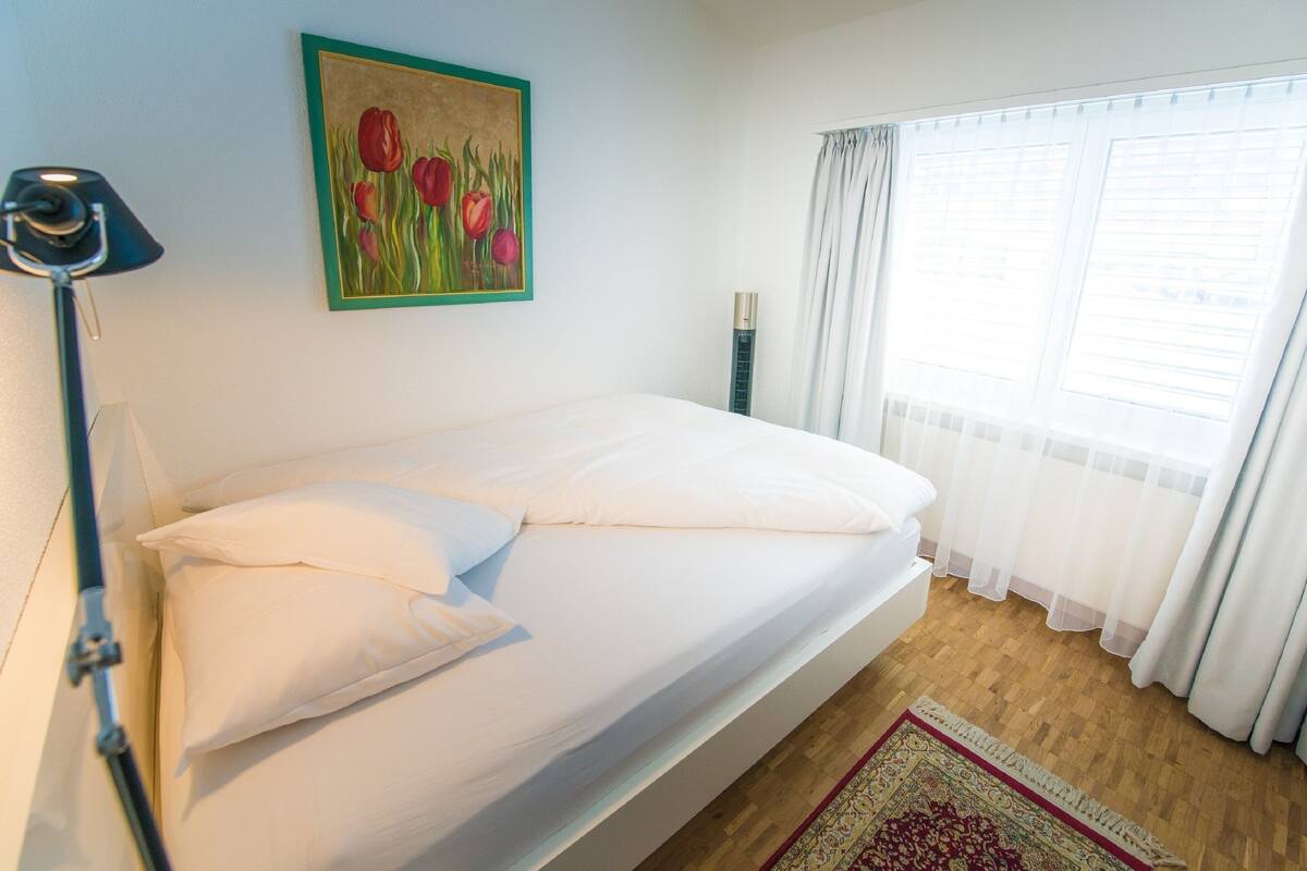 Comfort Single Room (Small) | Peti besi dalam bilik, meja, langsir/tirai gelap terus, Wi-fi percuma 