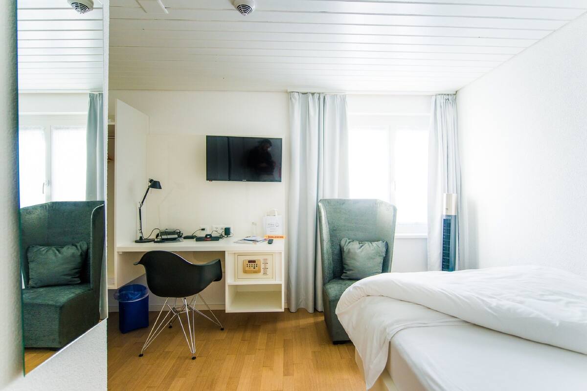Comfort Single Room | Peti besi dalam bilik, meja, langsir/tirai gelap terus, Wi-fi percuma 