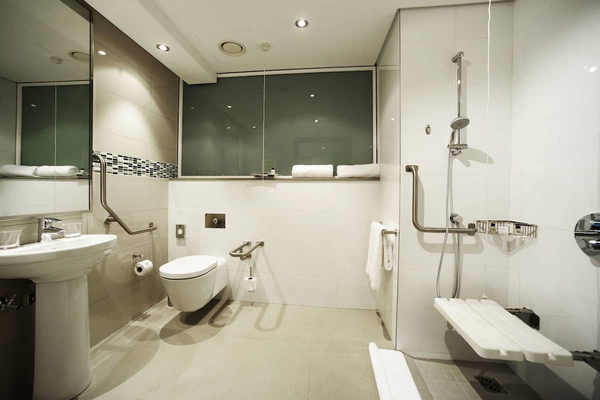 Regadera, amenidades de baño gratuitas, toallas