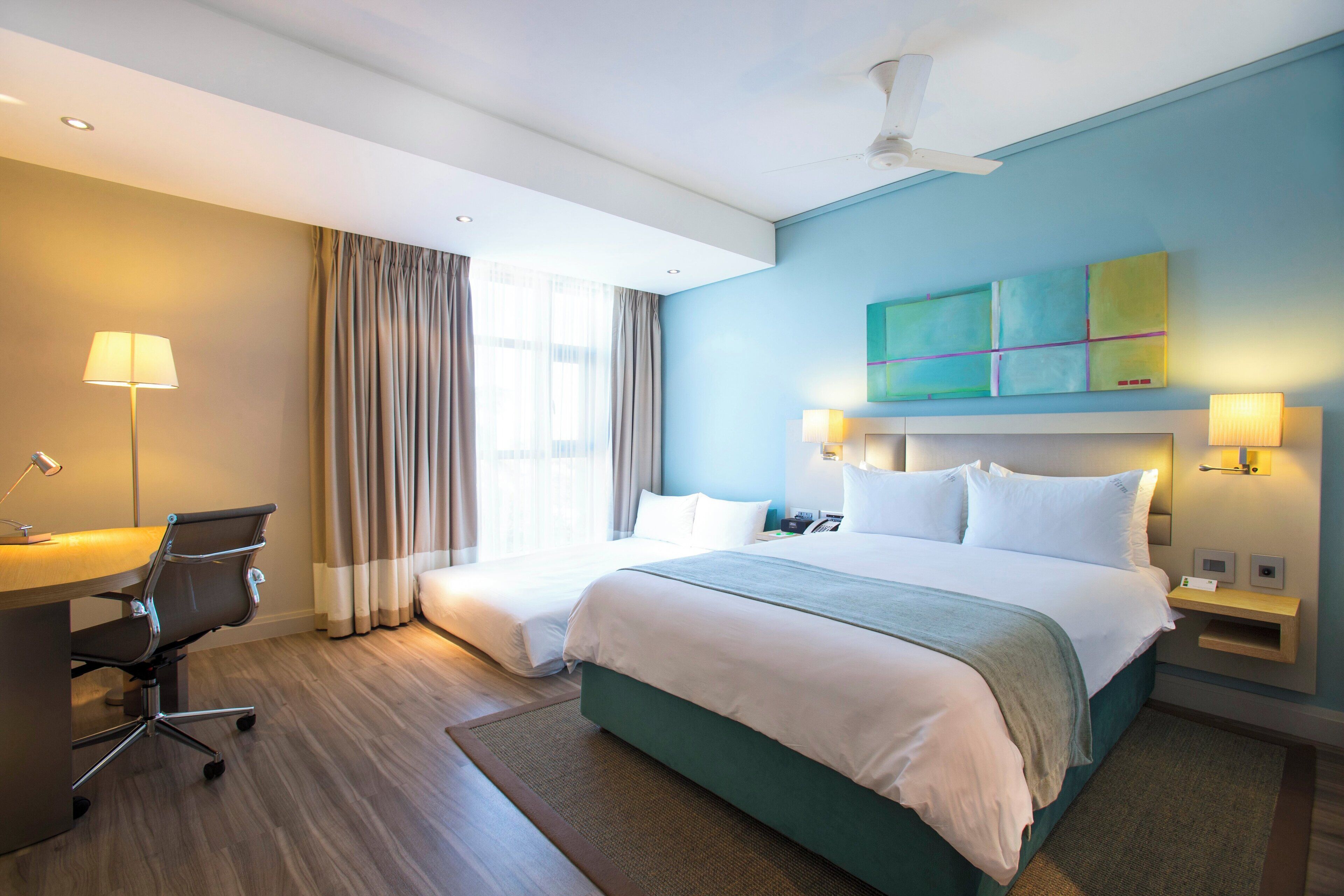 Habitación estándar, 1 cama de matrimonio con sofá cama | Ropa de cama de alta calidad, minibar, caja fuerte y escritorio